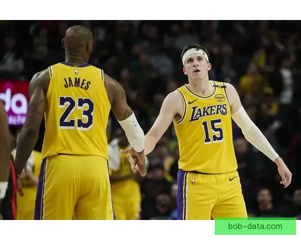 詹姆斯点评里夫斯球风 独特节奏与变向打破白人球员刻板印象